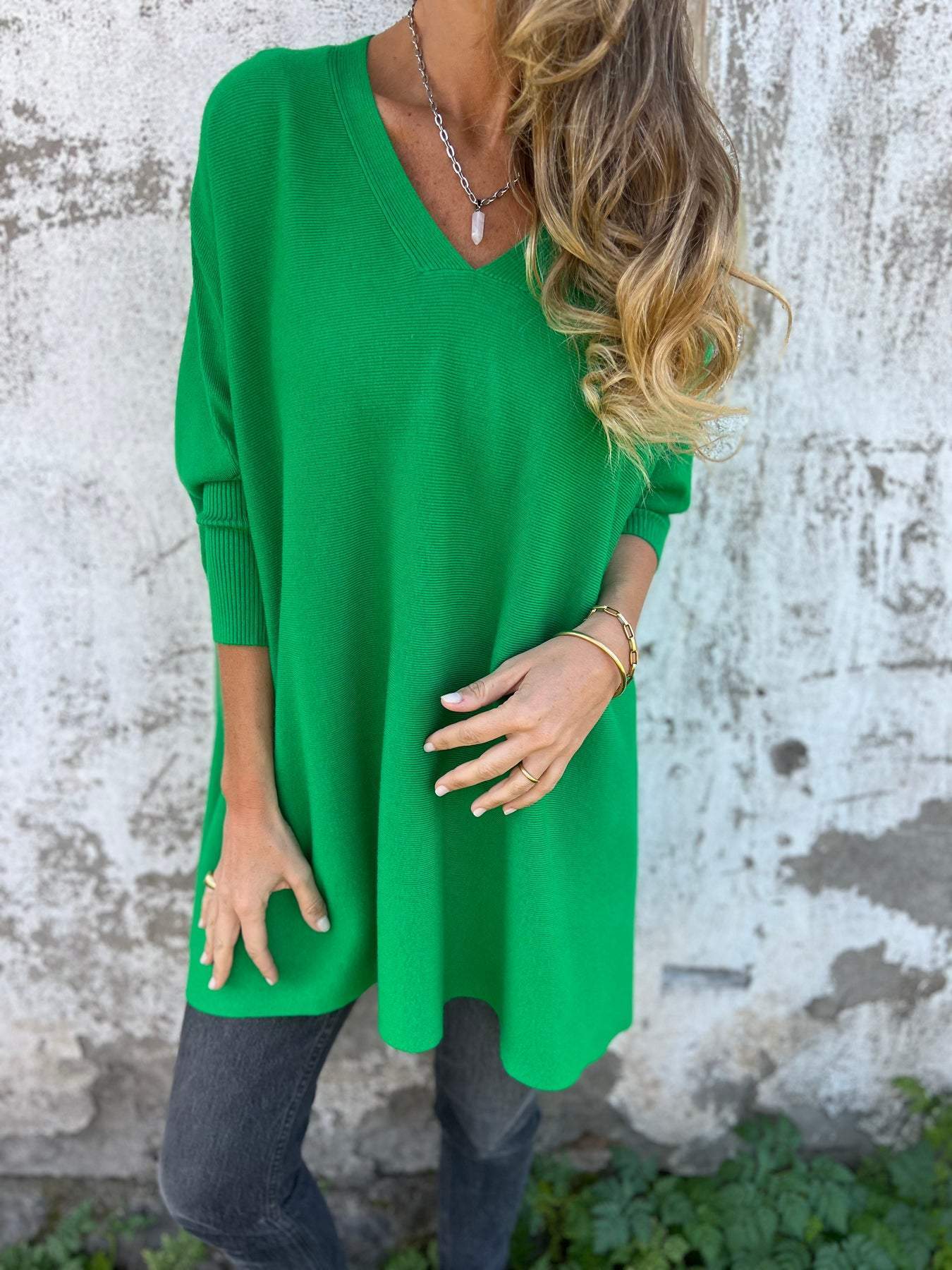 Taliah™ – Elegant cashmere V-neck sweater