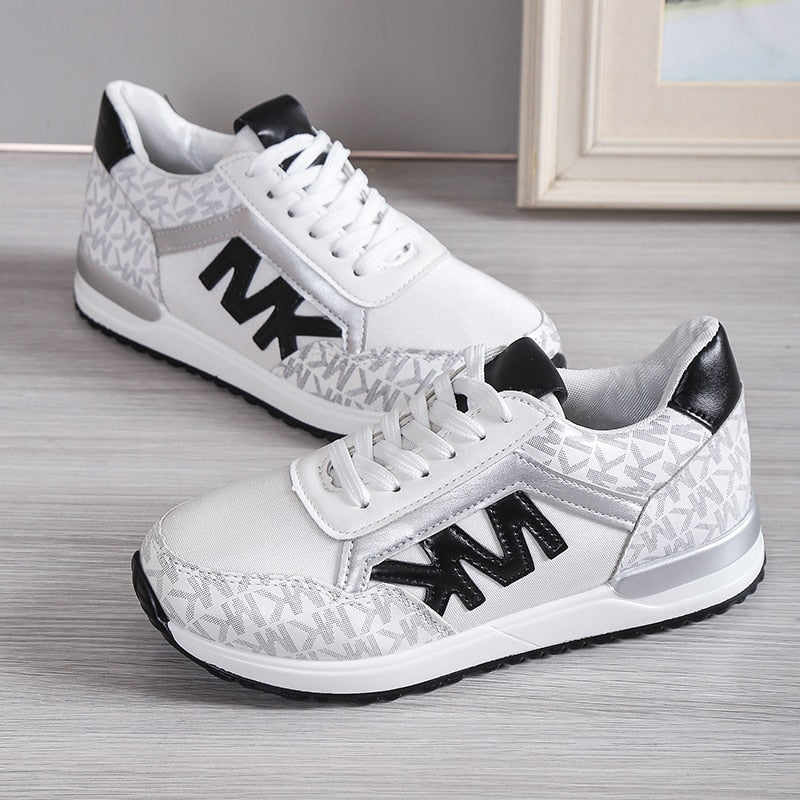 Audrey Luce - Bróga Sneakers na mBan Galánta agus Chompord don Lá Laethúil