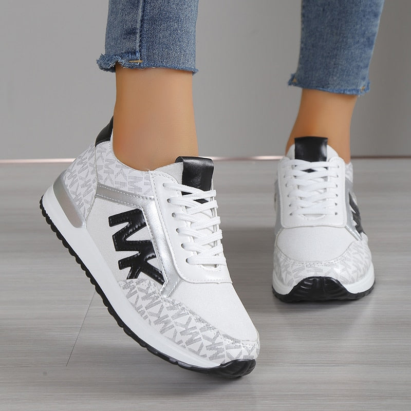 Audrey Luce - Bróga Sneakers na mBan Galánta agus Chompord don Lá Laethúil
