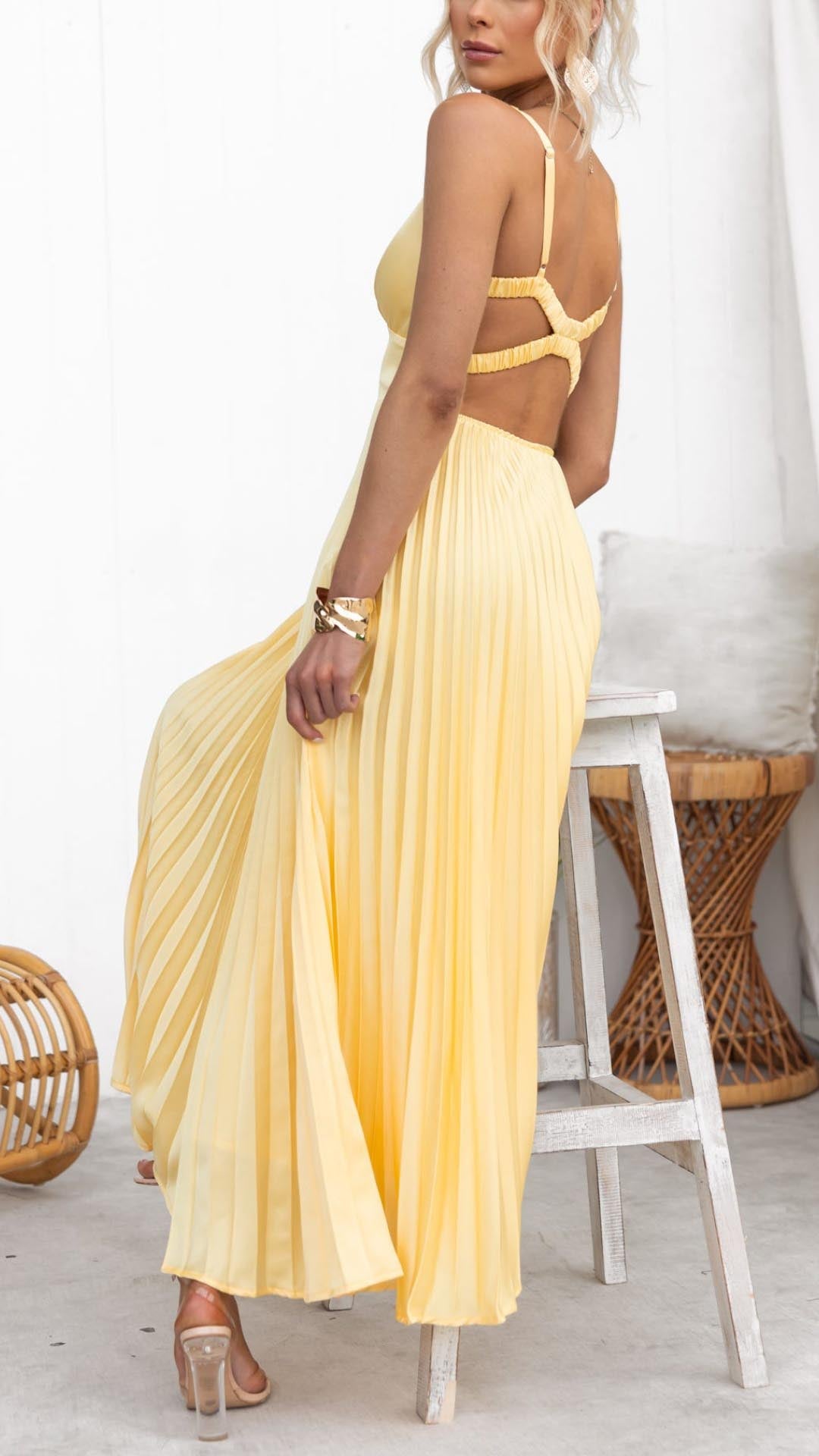 Darya - Yellow pleated maxi dress with V-neckline