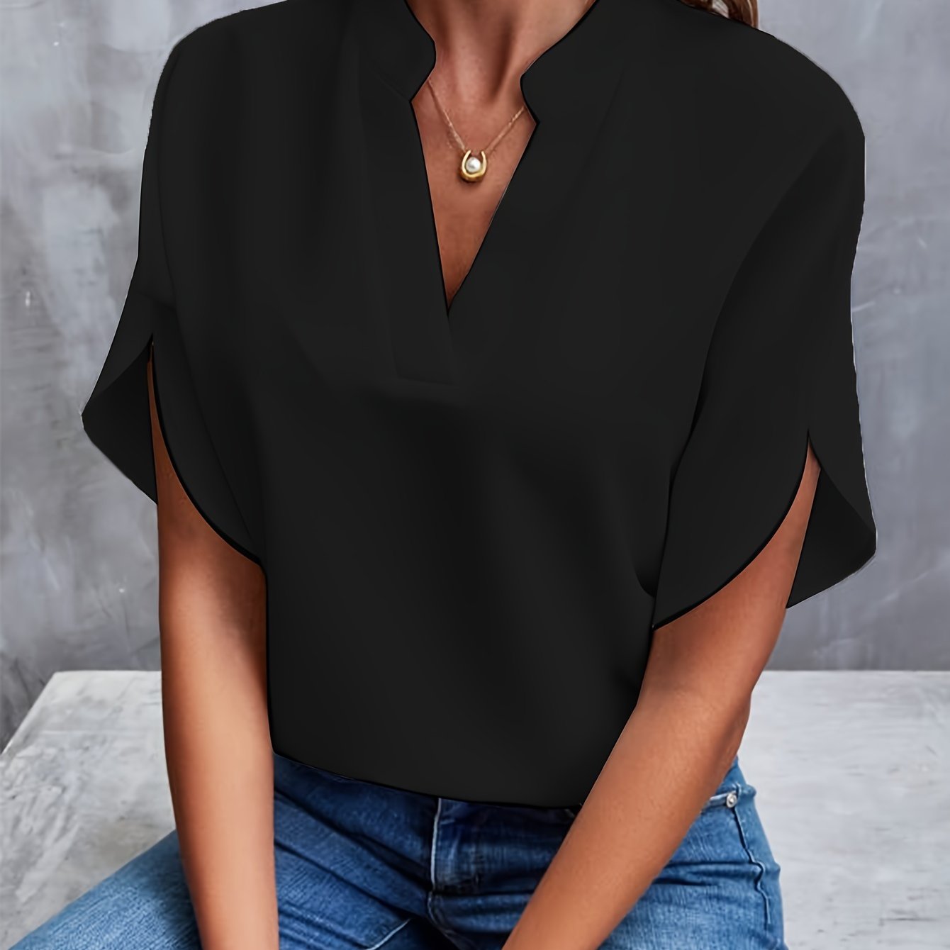 Kiana™ - Unicolor Blouse with V-Neck