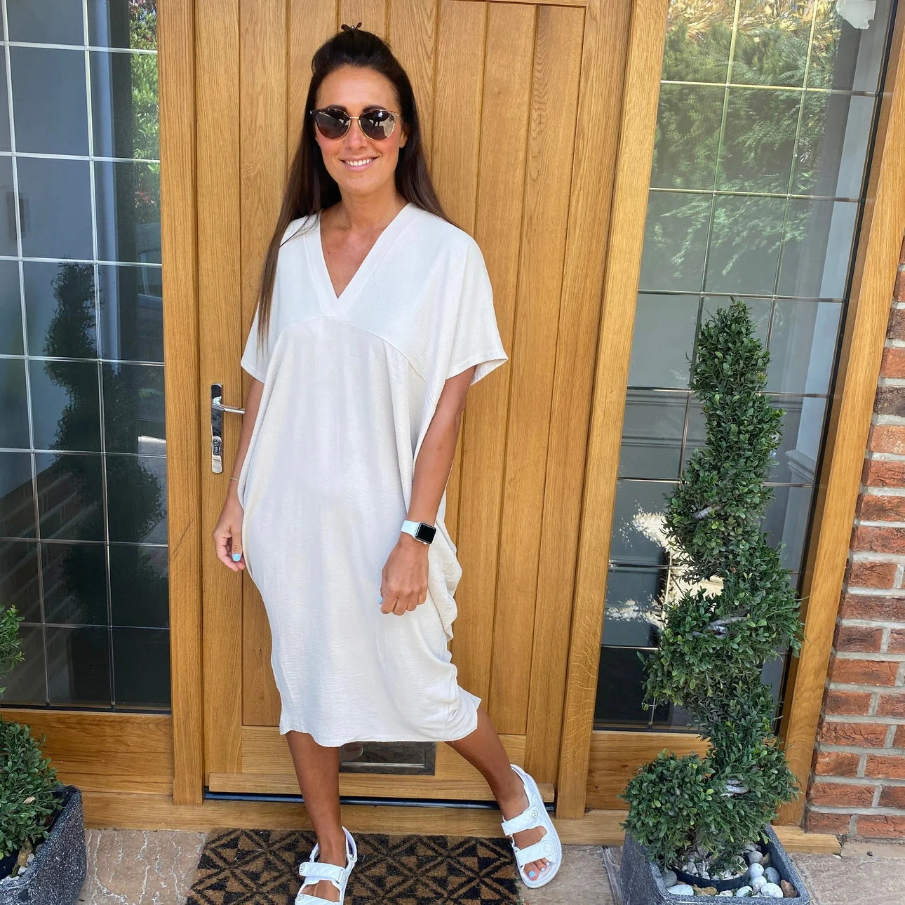 Dorelia - Elegant and Chic V-Neck Dress
