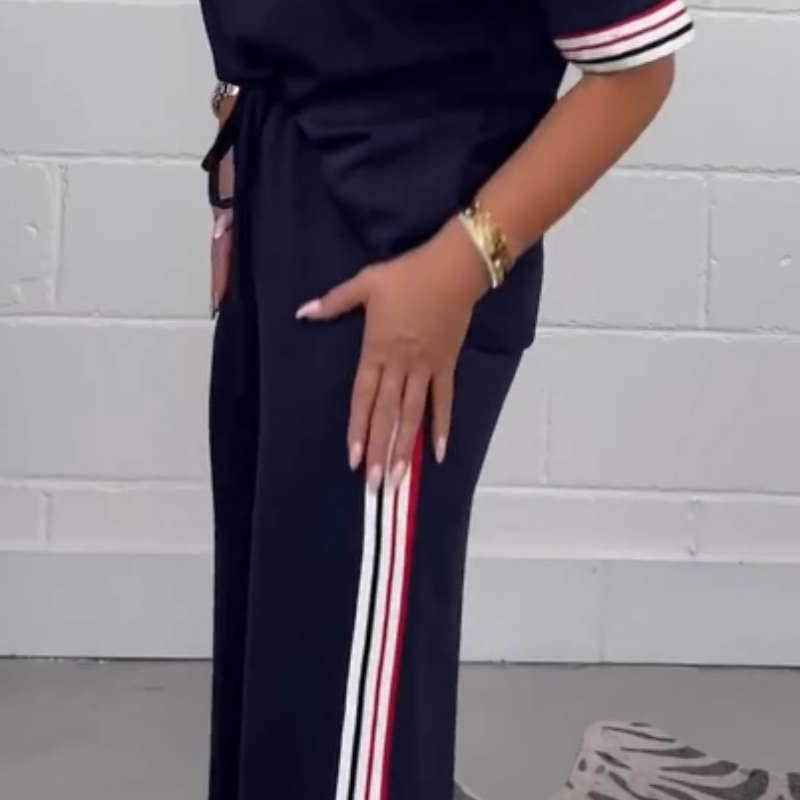 Milla - Short-sleeved T-shirt with side stripes and jogging pants