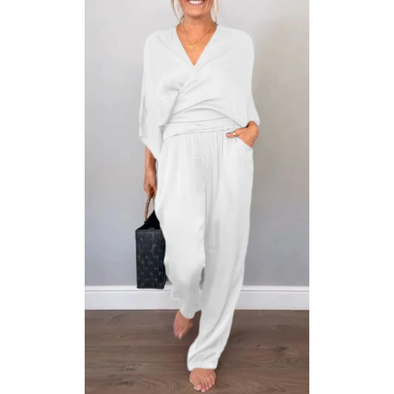 Aurea - Elegant women's 2-piece set, V-neck top and mercerized cotton pants.