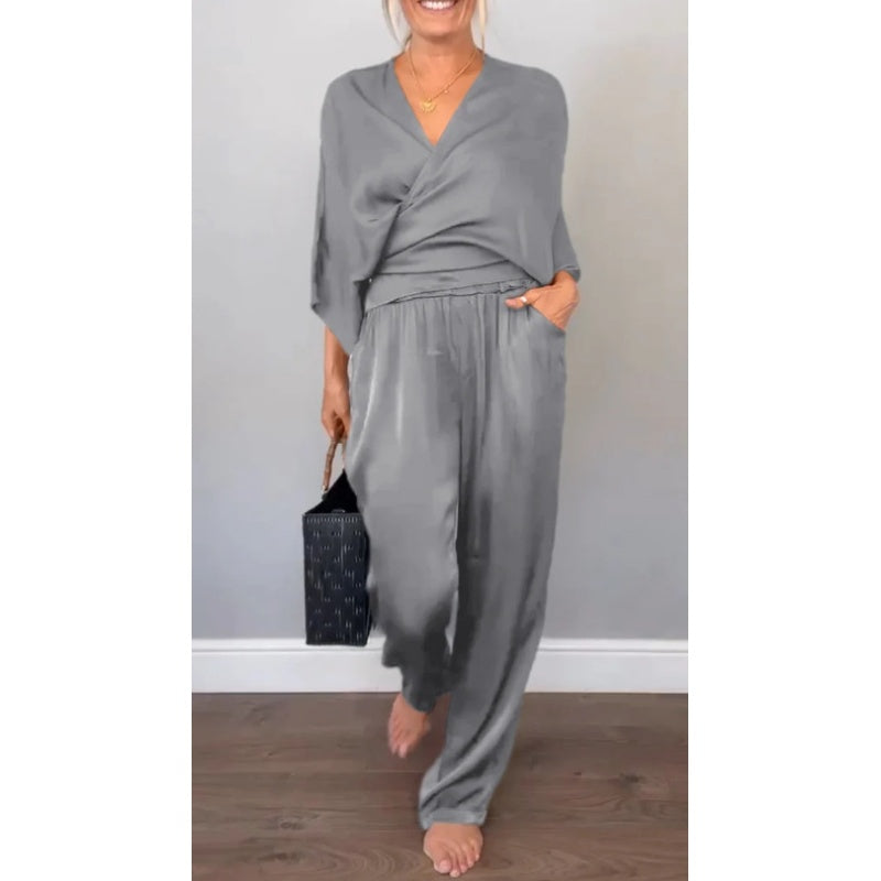 Aurea - Elegant women's 2-piece set, V-neck top and mercerized cotton pants.