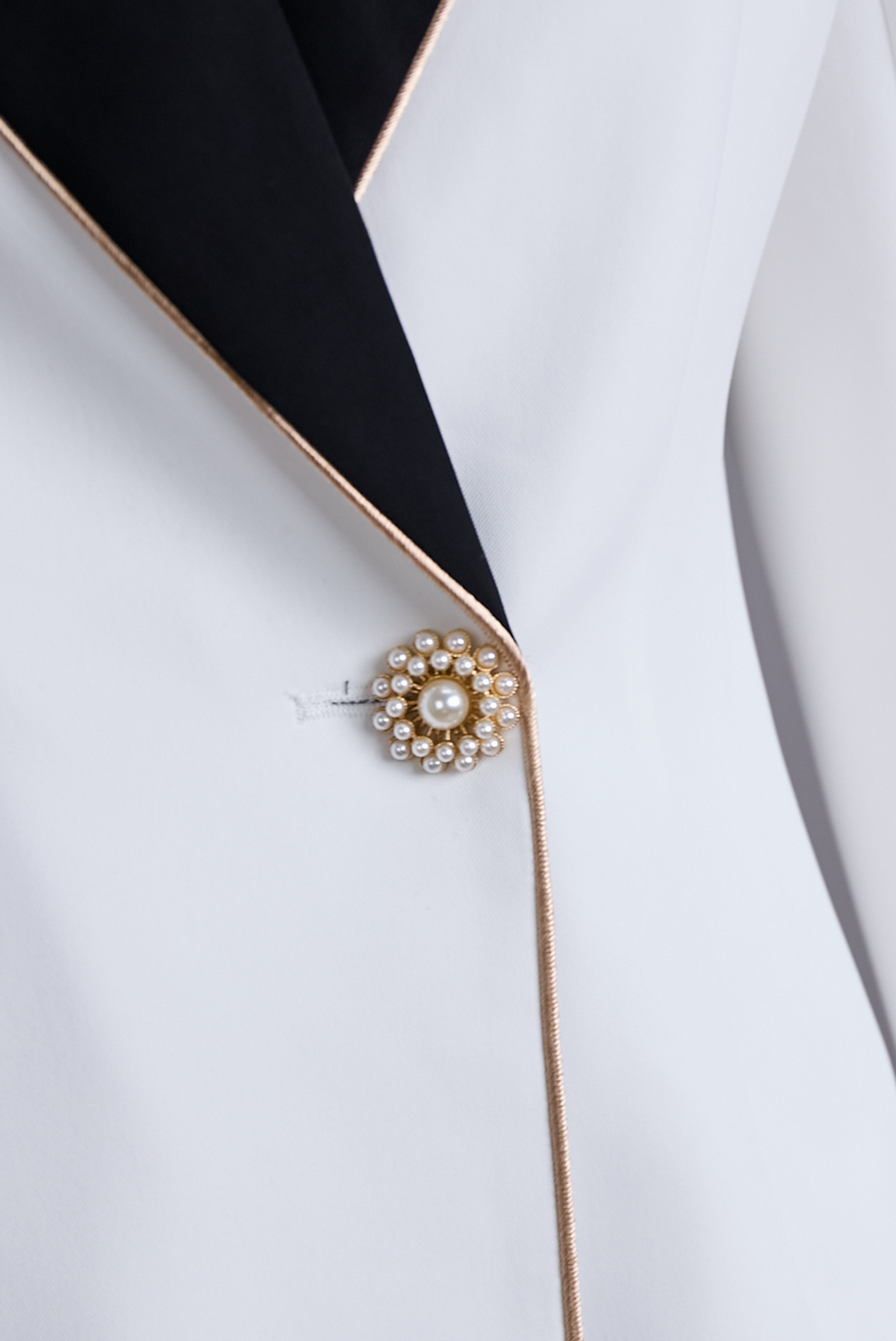 Kaenisse - Elegant White Asymmetrical Blazer with Black Lapels