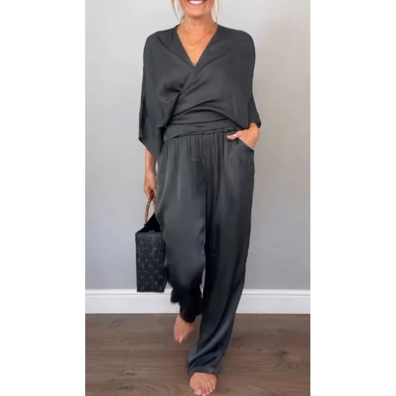 Aurea - Elegant women's 2-piece set, V-neck top and mercerized cotton pants.