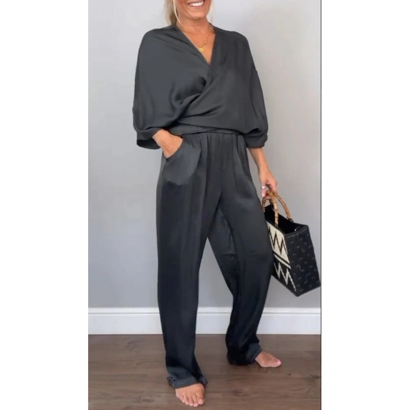 Aurea - Elegant women's 2-piece set, V-neck top and mercerized cotton pants.